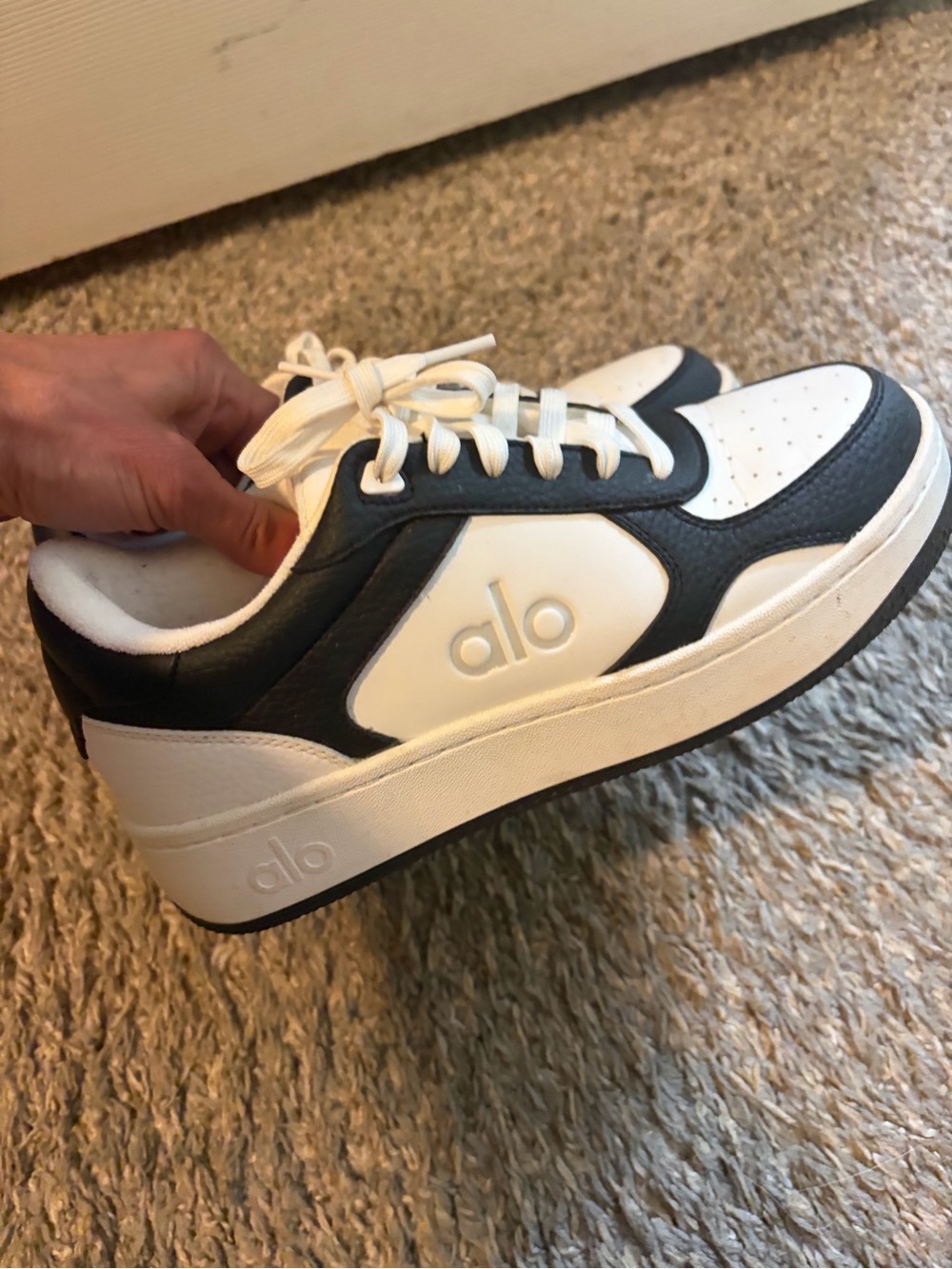 ALO Yoga White and Black recovery mode Athletic Sneakers 7.5 women’s euc